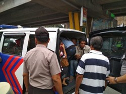 Ribuan Angkot Mogok di Medan, Mobil Polisi Angkut Warga