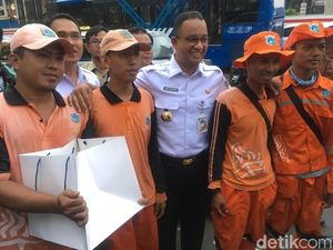 1 Kotak Camilan dari Anies untuk Pasukan Oranye di Rasuna Said