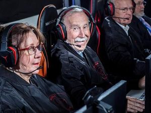 Asah Kemampuan Otak, Sekelompok Lansia Dirikan Tim Game Profesional