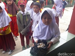 Wida Bocah SD Penjual Cimol di Bandung Ditinggal Ibu Tanpa Pamit