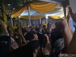 Pleno Masih Berlangsung, Massa Desak Golkar Segera Munaslub