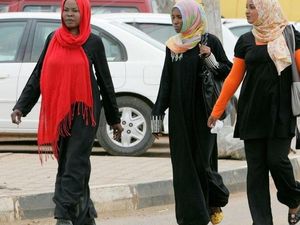 Pakai Celana Panjang di Pesta, 24 Perempuan Sudan Ditangkap