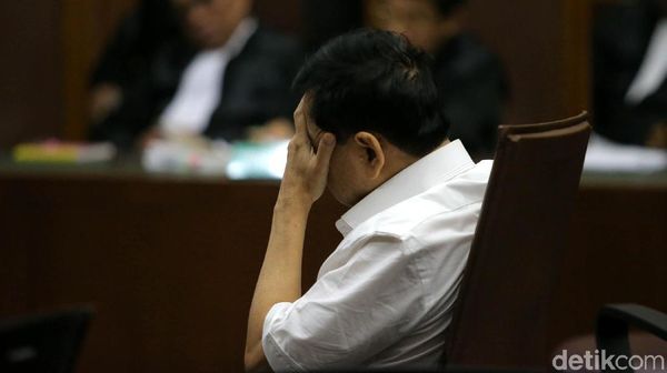 Novanto yang Terus Tutupi Wajah Saat Dakwaan Dibacakan