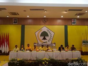 Ketua Golkar: Aziz Mundur Jadi Caketum dan Dukung Airlangga Ketua Golkar: Aziz Mundur Jadi Caketum dan Dukung Airlangga