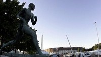 Di dunia lari masa lampau, Paavo Nurmi adalah seorang ikon khususnya di Finlandia. Wajar jika ada patungnya di luar Stadion Olimpiade di Helsinki. Yang bikin bertanya-tanya, kenapa sang legenda diwujudkan sedang berlari tanpa busana? (Foto: GABRIEL BOUYS/AFP PHOTO)