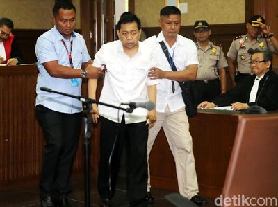 Momen Novanto Dipapah untuk Duduk di Kursi Terdakwa
