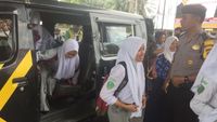 Foto: Ribuan Angkot Mogok, Ratusan Armada Polisi Angkut Warga Medan