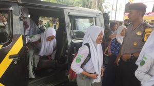 Foto: Ribuan Angkot Mogok, Ratusan Armada Polisi Angkut Warga Medan