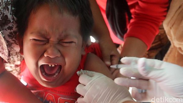 Begini Ekspresi Anak-anak saat Vaksin Difteri