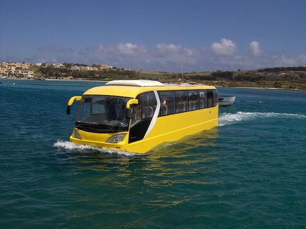 Bus Atau Perahu? Ini Transportasi Amphibi