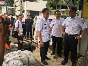 Anies Sebut Lumpur dan Kabel Jadi Penyebab Banjir di Rasuna Said