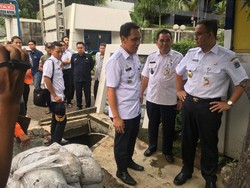 Anies Sebut Lumpur dan Kabel Jadi Penyebab Banjir di Rasuna Said