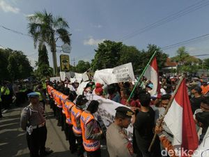 Warga Demo Polres Jombang Tuntut Kades Tersangka Pungli Dibebaskan