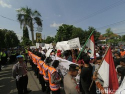 Warga Demo Polres Jombang Tuntut Kades Tersangka Pungli Dibebaskan