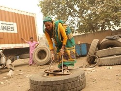 Viral, Wanita 61 Tahun yang Dianggap Perkasa karena Jadi Mekanik Truk
