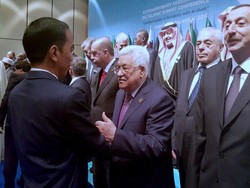 Momen Jokowi Sapa Presiden Palestina di Sela KTT Luar Biasa OKI