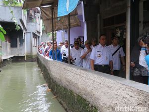 Anies Heran Aliran Kali Pulo Tertutup Rumah Warga Jati Padang Anies Heran Aliran Kali Pulo Tertutup Rumah Warga Jati Padang