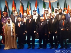 Momen Cipika-cipiki Jokowi dan Presiden Palestina di KTT OKI