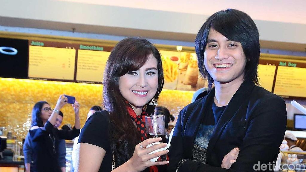 Dikabarkan Putus, Kevin Aprilio Malah Makin Mesra dengan Vicy Melanie Dikabarkan Putus, Kevin Aprilio Malah Makin Mesra dengan Vicy Melanie