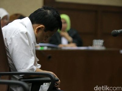 Potret Novanto di Sidang Perdana: Menunduk, Bungkuk dan Lambaian Tangan