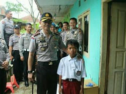 Dikunjungi Polisi, Bocah Penjual Kerupuk Garut Akan Jadi Pocil