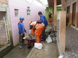 Melihat Kerja Keras PPSU dan Sudin SDA Perbaiki Tanggul Kali Pulo