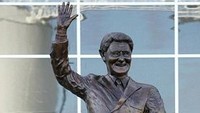 Patung di foto ini dibuat tahun 2007 untuk mengapresiasi pengabdian Ted Bates di Southampton. Tapi bentuknya dinilai aneh dan menyeramkan. Patung ini dicerca fans dan dicopot sepekan kemudian. (Foto: Internet)