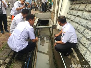Cek Titik Banjir di Rasuna Said, Anies Foto Gorong-gorong