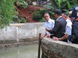 Cek Tanggul Kali Pulo Jebol, Anies: Pompa Air Disiagakan