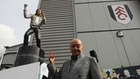 Michael Jackson adalah ikon musik pop, bukan olahragawan. Kehadiran patungnya di depan markas Fulham tahun 2011 pun dianggap aneh. Adalah Mohamed Al Fayed, bos Fulham saat itu, yang bersikeras mendirikan patungnya karena Jacko adalah fans Fulham. (Foto: Ian Walton/Getty Images)