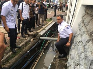 Anies Ingin Kabel Fiber Optik yang Bikin Rasuna Said Banjir Digeser