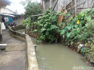 Melihat Kali Pulo yang Mirip Got karena Tertutup Rumah Warga Melihat Kali Pulo yang Mirip Got karena Tertutup Rumah Warga