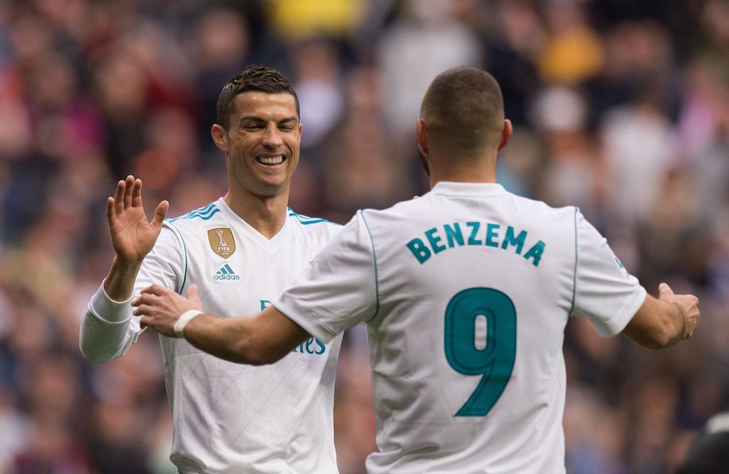 MADRID, SPAIN - NOVEMBER 25: Karim Benzema of Real Madrid CF celebrates with Cristiano Ronaldo after scoring his team's opening goal during the La Liga match between Real Madrid and Malaga at Estadio Santiago Bernabeu on November 25, 2017 in Madrid, Spain. (Photo by Denis Doyle/Getty Images)