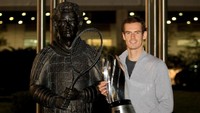 Di tahun 2011 petenis Andy Murray berjumpa patung terakota berwajah dirinya, yang dibuat berkat keberhasilan menjuarai Shanghai Masters tahun sebelumnya. Tapi apa iya wajah patung itu mirip Murray? (Foto: Matthew Stockman/Getty Images)
