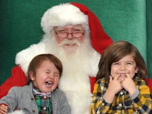 Lucu Deh, Berbagai Ekspresi Anak saat Berpose dengan Santa Claus