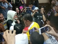 Usai Sidang, Novanto Sempat Bersalaman dengan Istrinya