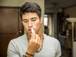 7 Lip Balm Tak Berwarna untuk Pria yang Bibirnya Kering Saat Puasa