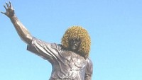 Carlos Valderrama adalah legenda sepakbola Kolombia yang layak dibuatkan patung setinggi nyaris 7 meter di stadion Eduardo Santos. Patung ini sebenarnya tidak aneh dan justru tampak keren, apalagi jika melihat bagian rambutnya! (Foto: Internet)
