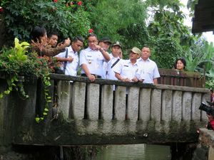 Foto: Anies Nyemplung ke Genangan Air Cek Tanggul Kali Pulo