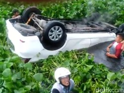 Beredar Video Mobil Terbalik Tercebur Parit, Seperti Apa Kejadiannya?