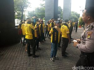 Dukung Novanto, Massa Berikat Kepala Save Golkar Hadir di PN