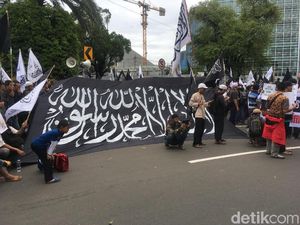 Aksi Bela Palestina, Ar-Rayah Besar Dibentangkan di Depan Kedubes AS