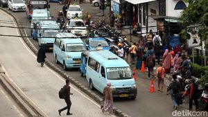 Duh, Depan Stasiun Jatinegara Kembali Semrawut dan Macet