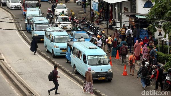 Duh, Depan Stasiun Jatinegara Kembali Semrawut dan Macet