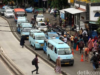 Duh, Depan Stasiun Jatinegara Kembali Semrawut dan Macet