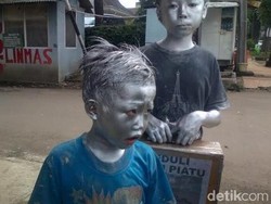 Pemkot Bandung Akui Manusia Silver Masih Berkeliaran