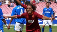 Kalau Gabriel Batistuta gagal memenangi Liga Champions, itu karena dia terlalu setia pada Fiorentina. Banyak klub Eropa berminat padanya, di mana dia akan punya peluang lebih besar memenangi Liga Champions. Batigol pada akhirnya meninggalkan La Viola untuk gabung dengan AS Roma, di mana dia (akhirnya) meraih Scudetto.  (Grazia Neri/ALLSPORT/Getty Images)