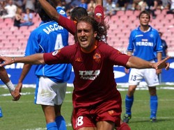 Batistuta Nilai Bek-Bek Sekarang Tak Setangguh di Eranya Dulu