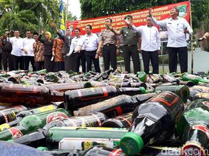 Operasi Pekat, Polisi Amankan 16 Preman dan Ribuan Botol Miras Operasi Pekat, Polisi Amankan 16 Preman dan Ribuan Botol Miras