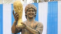 Patung di Kalkuta, India ini sejatinya mengabadikan sosok Maradona muda mengangkat trofi Piala Dunia 1986. Sialnya, ada yang menilai patung itu malah lebih mirip mantan pebasket Larry Bird, sosok di lakon The Hobbit, atau bintang film tahun 1980-an. (Foto: AFP PHOTO / STR)